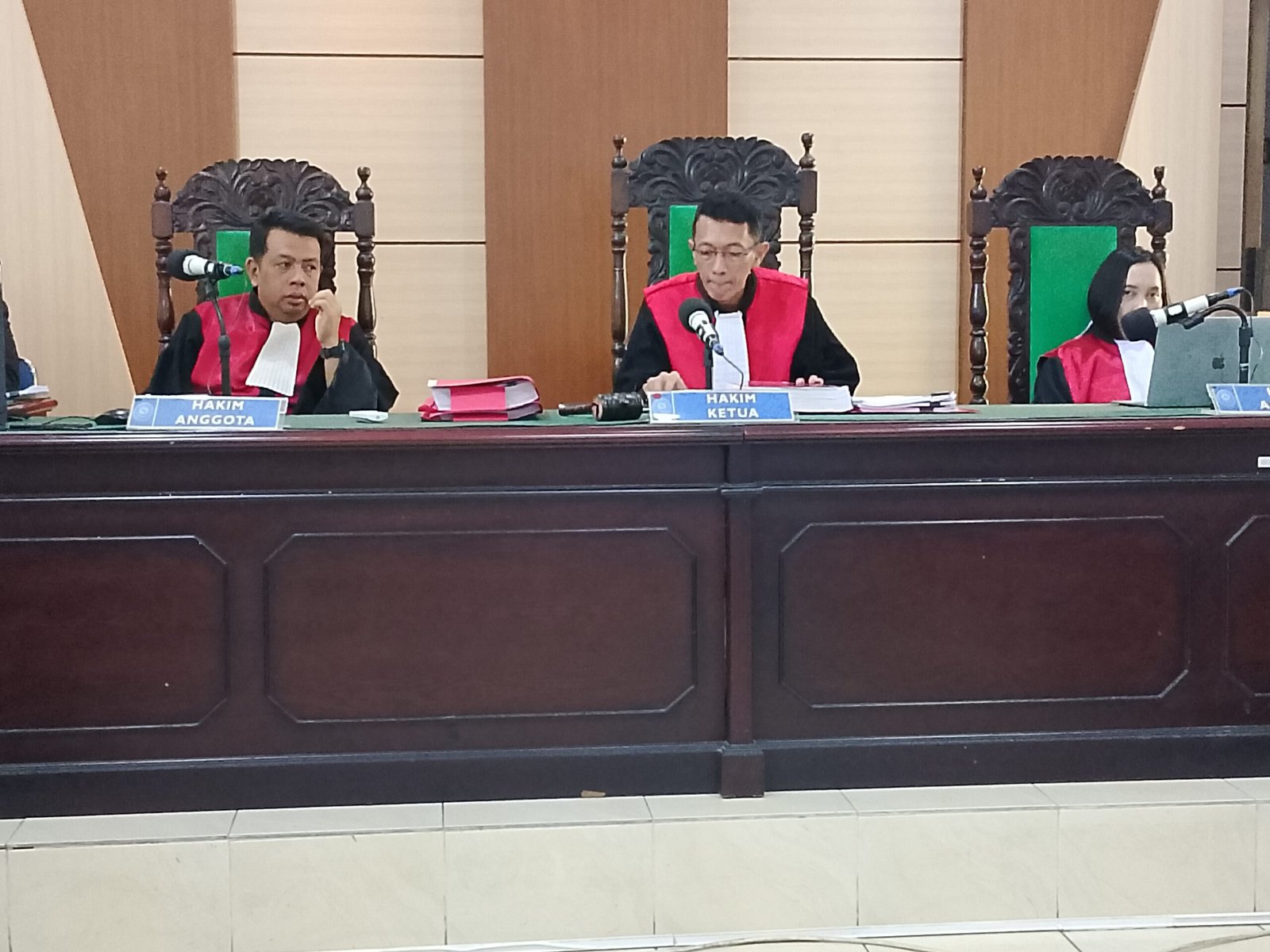 KBOBABEL.COM (Pangkalpinang) – Persidangan lanjutan perkara dr Ratna di Ruang Tirta *Pengadilan Negeri Pangkalpinang* berlangsung tegang. Salah satu saksi kunci, dr Jelly dari Klinik Mitra Sehat, memberikan keterangan yang memantik tanda tanya sekaligus perdebatan di ruang sidang.Kamis (26/2/2026)