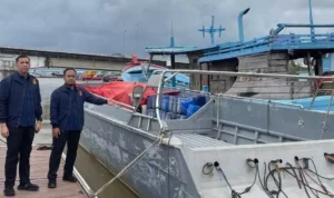 kapal-sitaan-kasus-penyelundupan-pasir-timah-ilegal-di-bangka-selatan-e1771588149791