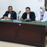 KBOBABEL.COM (PANGKALPINANG) – Persidangan perkara yang menjerat dr. Ratna Setia Asih di Pengadilan Negeri Pangkalpinang terus menghadirkan dinamika yang memantik perhatian publik. Bukan sekadar perkara pidana biasa, jalannya persidangan justru membuka sejumlah fakta yang dinilai memunculkan pertanyaan serius terhadap proses penegakan hukum sejak tahap penyelidikan hingga perkara bergulir di meja hijau.