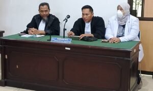 KBOBABEL.COM (PANGKALPINANG) – Persidangan perkara yang menjerat dr. Ratna Setia Asih di Pengadilan Negeri Pangkalpinang terus menghadirkan dinamika yang memantik perhatian publik. Bukan sekadar perkara pidana biasa, jalannya persidangan justru membuka sejumlah fakta yang dinilai memunculkan pertanyaan serius terhadap proses penegakan hukum sejak tahap penyelidikan hingga perkara bergulir di meja hijau.