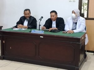 KBOBABEL.COM (PANGKALPINANG) – Persidangan perkara yang menjerat dr. Ratna Setia Asih di Pengadilan Negeri Pangkalpinang terus menghadirkan dinamika yang memantik perhatian publik. Bukan sekadar perkara pidana biasa, jalannya persidangan justru membuka sejumlah fakta yang dinilai memunculkan pertanyaan serius terhadap proses penegakan hukum sejak tahap penyelidikan hingga perkara bergulir di meja hijau.