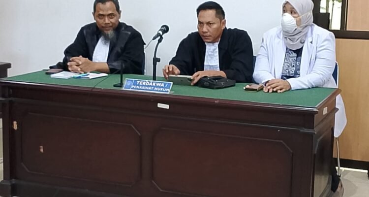 KBOBABEL.COM (PANGKALPINANG) – Persidangan perkara yang menjerat dr. Ratna Setia Asih di Pengadilan Negeri Pangkalpinang terus menghadirkan dinamika yang memantik perhatian publik. Bukan sekadar perkara pidana biasa, jalannya persidangan justru membuka sejumlah fakta yang dinilai memunculkan pertanyaan serius terhadap proses penegakan hukum sejak tahap penyelidikan hingga perkara bergulir di meja hijau.