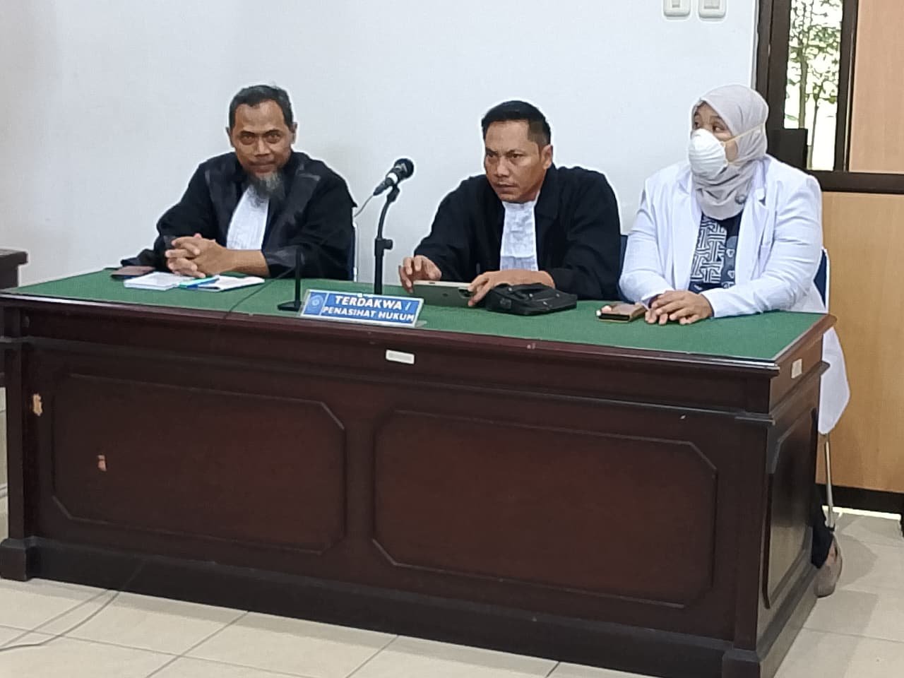 KBOBABEL.COM (PANGKALPINANG) – Persidangan perkara yang menjerat dr. Ratna Setia Asih di Pengadilan Negeri Pangkalpinang terus menghadirkan dinamika yang memantik perhatian publik. Bukan sekadar perkara pidana biasa, jalannya persidangan justru membuka sejumlah fakta yang dinilai memunculkan pertanyaan serius terhadap proses penegakan hukum sejak tahap penyelidikan hingga perkara bergulir di meja hijau.