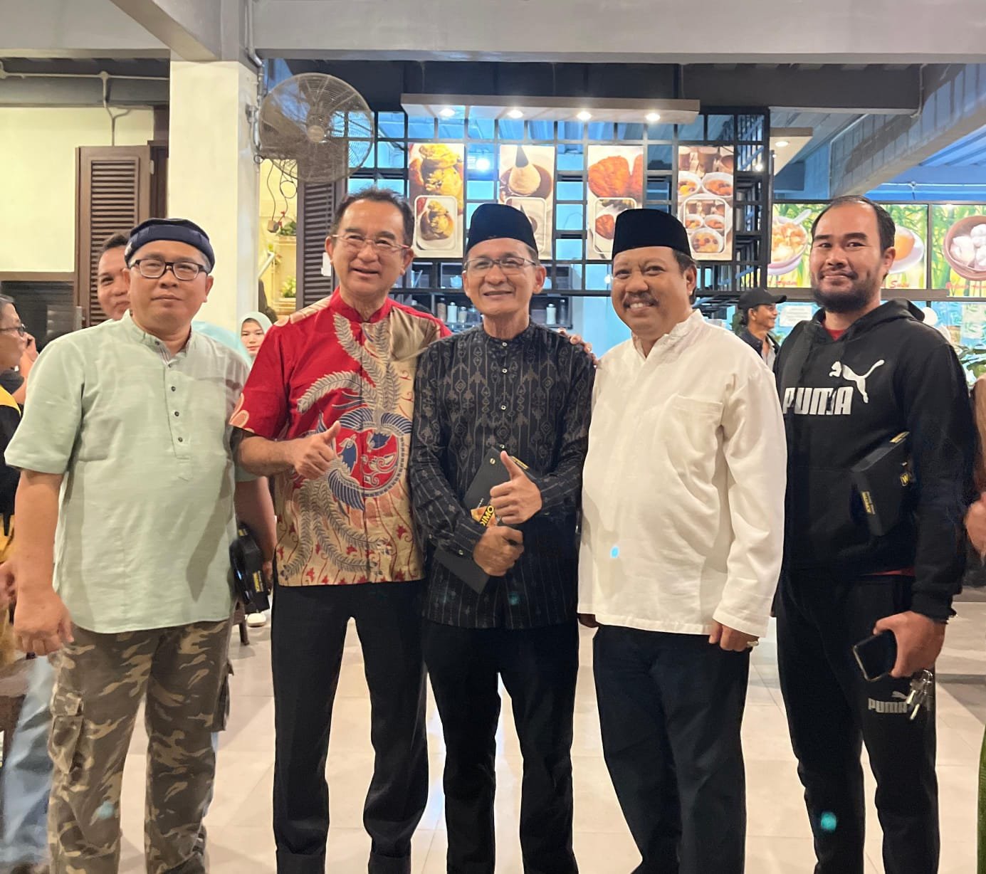 KBOBABEL.COM (Bangka Belitung) — Suasana hangat Ramadan mewarnai pertemuan silaturahmi antara Anggota DPR RI daerah pemilihan Bangka Belitung, Rudianto Tjen, dengan para awak media dalam agenda makan malam bersama di Jabrik Resto, Jumat malam (6/3/2026).