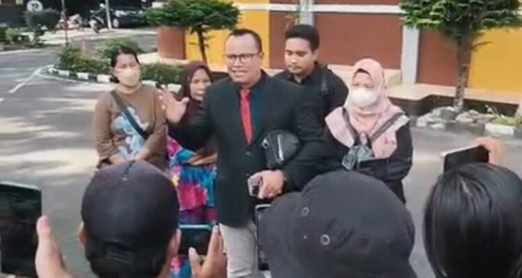 KBOBABEL.COM (PANGKALPINANG) — Polemik dugaan intimidasi terhadap jurnalis di Bangka Belitung kian memanas. Tiga warga yang disebut-sebut dalam pemberitaan media nasional TV One kini melancarkan serangan balik melalui jalur resmi dengan melayangkan surat klarifikasi dan keberatan atas pemberitaan yang mereka nilai sepihak, tidak berimbang, dan merugikan secara hukum. Kamis (12/3/2026)