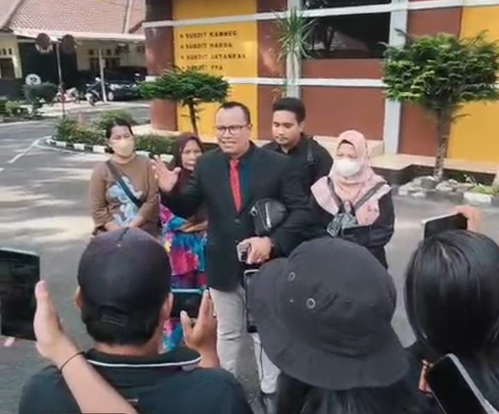 KBOBABEL.COM (PANGKALPINANG) — Polemik dugaan intimidasi terhadap jurnalis di Bangka Belitung kian memanas. Tiga warga yang disebut-sebut dalam pemberitaan media nasional TV One kini melancarkan serangan balik melalui jalur resmi dengan melayangkan surat klarifikasi dan keberatan atas pemberitaan yang mereka nilai sepihak, tidak berimbang, dan merugikan secara hukum. Kamis (12/3/2026)