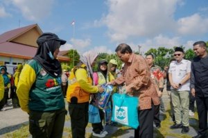 Jelang Lebaran, 478 Petugas Kebersihan dan Pertamanan Dapat Sembako dari Pemkot Pangkalpinang