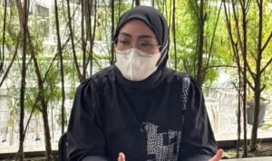 IMG-20260322-WA0123 KBOBABEL.COM (PANGKALPINANG) — Di tengah derasnya sorotan publik terhadap sejumlah anggota legislatif Kota Pangkalpinang terkait dugaan perjalanan dinas, muncul sebuah kisah lain yang jauh dari hiruk-pikuk politik, namun menyentuh sisi kemanusiaan yang paling mendasar—tentang seorang anak yang menanti tanggung jawab ayahnya.