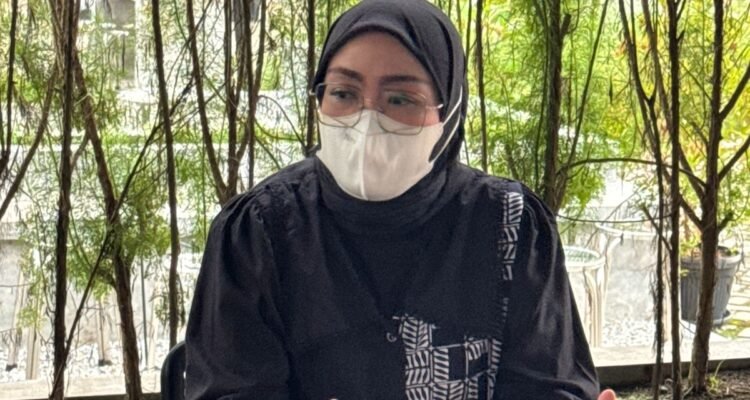 KBOBABEL.COM (PANGKALPINANG) — Di tengah derasnya sorotan publik terhadap sejumlah anggota legislatif Kota Pangkalpinang terkait dugaan perjalanan dinas, muncul sebuah kisah lain yang jauh dari hiruk-pikuk politik, namun menyentuh sisi kemanusiaan yang paling mendasar—tentang seorang anak yang menanti tanggung jawab ayahnya.