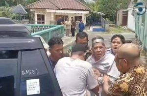 “Ini Rekayasa!” Marwan Mantan Kadis Kehutanan Babel Mengamuk Saat Dieksekusi Kejati Babel di Depan Masjid