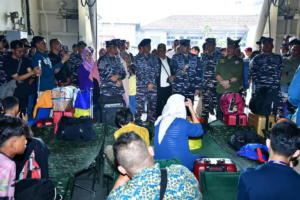 1.239 Pemudik dan Ratusan Motor Diangkut KRI Semarang-594 Menuju Bangka Belitung