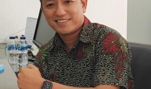 KBOBABEL.COM (BANGKA SELATAN) – Polemik serius mengguncang birokrasi di Bangka Selatan. Seorang mantan Direktur RSUD Junjung Besaoh, dr. Fauzan, kini berada dalam pusaran dua persoalan besar sekaligus: dugaan menjadi korban pengeroyokan oleh oknum ajudan Bupati, serta ancaman pemecatan sebagai Aparatur Sipil Negara (ASN). Sabtu (4/4/2026)