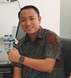 KBOBABEL.COM (BANGKA SELATAN) – Polemik serius mengguncang birokrasi di Bangka Selatan. Seorang mantan Direktur RSUD Junjung Besaoh, dr. Fauzan, kini berada dalam pusaran dua persoalan besar sekaligus: dugaan menjadi korban pengeroyokan oleh oknum ajudan Bupati, serta ancaman pemecatan sebagai Aparatur Sipil Negara (ASN). Sabtu (4/4/2026)