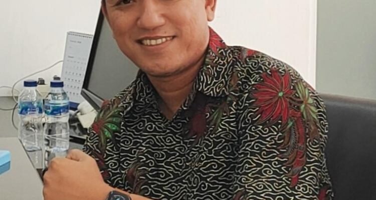 KBOBABEL.COM (BANGKA SELATAN) – Polemik serius mengguncang birokrasi di Bangka Selatan. Seorang mantan Direktur RSUD Junjung Besaoh, dr. Fauzan, kini berada dalam pusaran dua persoalan besar sekaligus: dugaan menjadi korban pengeroyokan oleh oknum ajudan Bupati, serta ancaman pemecatan sebagai Aparatur Sipil Negara (ASN). Sabtu (4/4/2026)