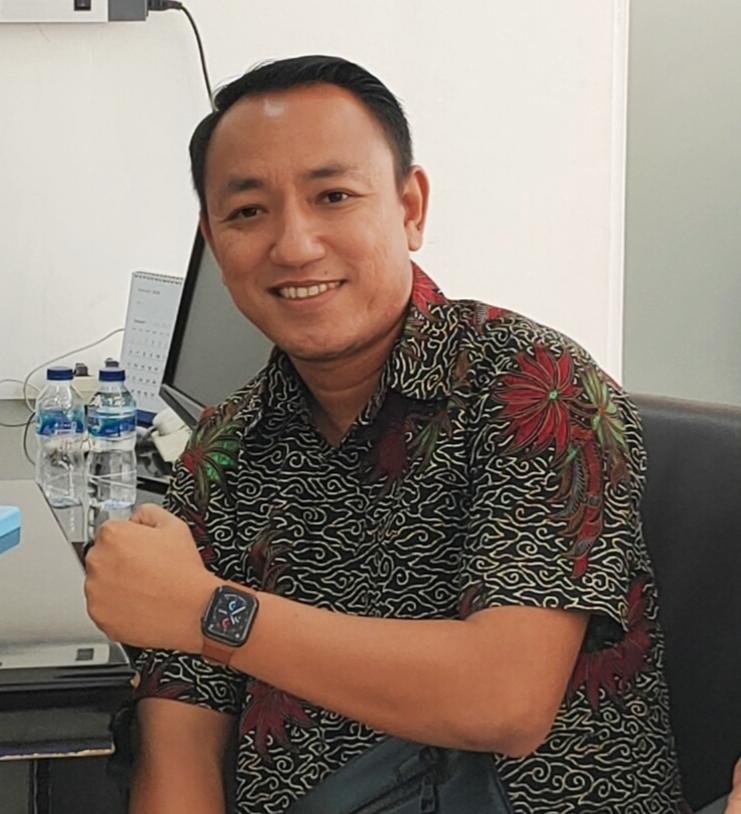 KBOBABEL.COM (BANGKA SELATAN) – Polemik serius mengguncang birokrasi di Bangka Selatan. Seorang mantan Direktur RSUD Junjung Besaoh, dr. Fauzan, kini berada dalam pusaran dua persoalan besar sekaligus: dugaan menjadi korban pengeroyokan oleh oknum ajudan Bupati, serta ancaman pemecatan sebagai Aparatur Sipil Negara (ASN). Sabtu (4/4/2026)