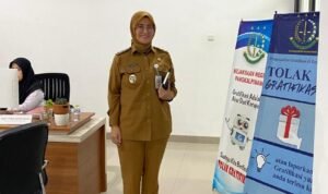 IMG-20260406-WA0323 KBOBABEL.COM (PANGKALPINANG) — Wakil Wali Kota Pangkalpinang, Dessy Ayutrisna, memenuhi panggilan pemeriksaan di Kejaksaan Negeri Pangkalpinang pada Senin (6/4/2026). Pemeriksaan ini berkaitan dengan permintaan keterangan dalam penyelidikan dugaan penyimpangan anggaran perjalanan dinas di lingkungan DPRD Kota Pangkalpinang Tahun Anggaran 2024–2025.