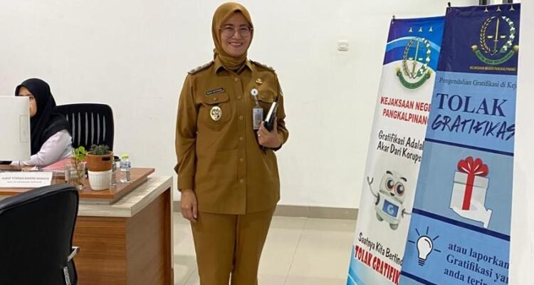 KBOBABEL.COM (PANGKALPINANG) — Wakil Wali Kota Pangkalpinang, Dessy Ayutrisna, memenuhi panggilan pemeriksaan di Kejaksaan Negeri Pangkalpinang pada Senin (6/4/2026). Pemeriksaan ini berkaitan dengan permintaan keterangan dalam penyelidikan dugaan penyimpangan anggaran perjalanan dinas di lingkungan DPRD Kota Pangkalpinang Tahun Anggaran 2024–2025.