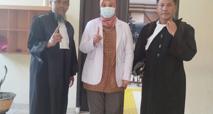 KBOBABEL.COM (Pangkalpinang) — Sidang lanjutan perkara yang menjerat dr Ratna Setia Asih kembali memantik polemik tajam di ruang Tirta Pengadilan Negeri Pangkalpinang, Kamis (9/4/2026).