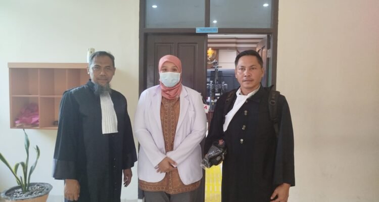 KBOBABEL.COM (Pangkalpinang) – Sidang lanjutan perkara dr Ratna Setia Asih di Pengadilan Negeri Pangkalpinang kembali memantik sorotan tajam. Kuasa hukum terdakwa, Hangga Oktafandany SH, secara terbuka mengkritik penggunaan ahli pidana umum dalam perkara yang dinilainya sebagai kasus pidana medis yang memiliki karakteristik berbeda secara fundamental. Jum'at (10/4/2026)