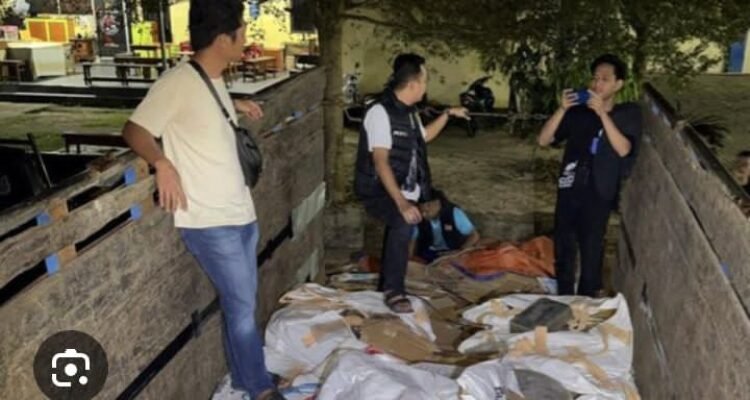 KBOBABEL.COM (PANGKALPINANG) — Penangkapan 13 ton balok timah ilegal oleh aparat Polresta Pangkalpinang semestinya menjadi momentum strategis untuk membongkar jejaring besar bisnis timah nonprosedural. Namun realitas di lapangan justru kembali memantik kecurigaan publik: perkara besar, penyelesaian kecil.