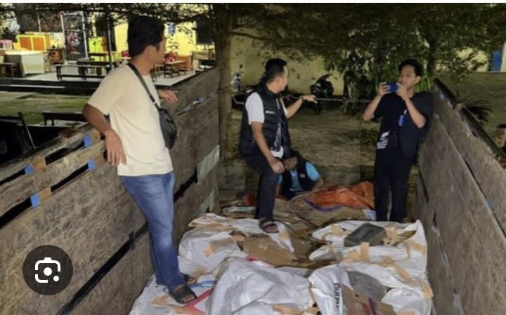 KBOBABEL.COM (PANGKALPINANG) — Penangkapan 13 ton balok timah ilegal oleh aparat Polresta Pangkalpinang semestinya menjadi momentum strategis untuk membongkar jejaring besar bisnis timah nonprosedural. Namun realitas di lapangan justru kembali memantik kecurigaan publik: perkara besar, penyelesaian kecil.