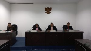 KBOBABEL.COM (PANGKALPINANG) — Riuh pemberitaan yang kembali mengangkat isu sengketa informasi antara pemohon yang mengatasnamakan pengurus partai politik di Bangka Belitung dengan Komisi Informasi (KI) Provinsi Kepulauan Bangka Belitung memunculkan pertanyaan serius: apakah ini murni kritik berbasis fakta, atau justru upaya membangun framing opini yang terlepas dari konstruksi hukum yang telah final? Kamis (16/4/2026).