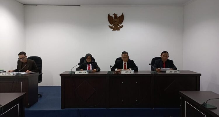 KBOBABEL.COM (PANGKALPINANG) — Riuh pemberitaan yang kembali mengangkat isu sengketa informasi antara pemohon yang mengatasnamakan pengurus partai politik di Bangka Belitung dengan Komisi Informasi (KI) Provinsi Kepulauan Bangka Belitung memunculkan pertanyaan serius: apakah ini murni kritik berbasis fakta, atau justru upaya membangun framing opini yang terlepas dari konstruksi hukum yang telah final? Kamis (16/4/2026).