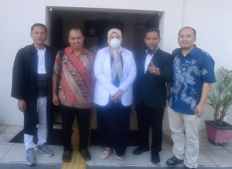 KBOBABEL.COM (PANGKALPINANG) — Sidang lanjutan perkara dugaan kelalaian medis yang menjerat dr Ratna Setia Asih kembali menghadirkan fakta krusial yang berpotensi menggeser arah pembuktian. Dalam persidangan di ruang Tirta Pengadilan Negeri Pangkalpinang, Kamis (16/4/2026), keterangan saksi ahli justru memperlihatkan bahwa kondisi pasien tidak sesederhana seperti yang dituduhkan dalam dakwaan.