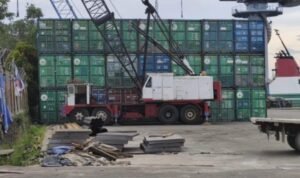 KBOBABEL.COM (PANGKALPINANG) – Polemik terkait belasan kontainer berisi mineral ilmenite di Pelabuhan Pangkal Balam akhirnya mendapat klarifikasi dari pihak perusahaan. PT PMM memastikan bahwa informasi yang menyebut kontainer tersebut “ditahan” oleh instansi tertentu tidak sepenuhnya tepat dan berpotensi menyesatkan persepsi publik. Minggu (19/4/2026).