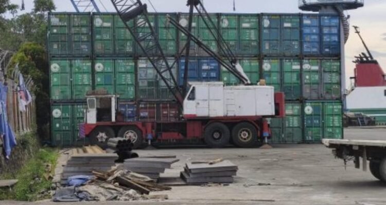 KBOBABEL.COM (PANGKALPINANG) – Polemik terkait belasan kontainer berisi mineral ilmenite di Pelabuhan Pangkal Balam akhirnya mendapat klarifikasi dari pihak perusahaan. PT PMM memastikan bahwa informasi yang menyebut kontainer tersebut “ditahan” oleh instansi tertentu tidak sepenuhnya tepat dan berpotensi menyesatkan persepsi publik. Minggu (19/4/2026).