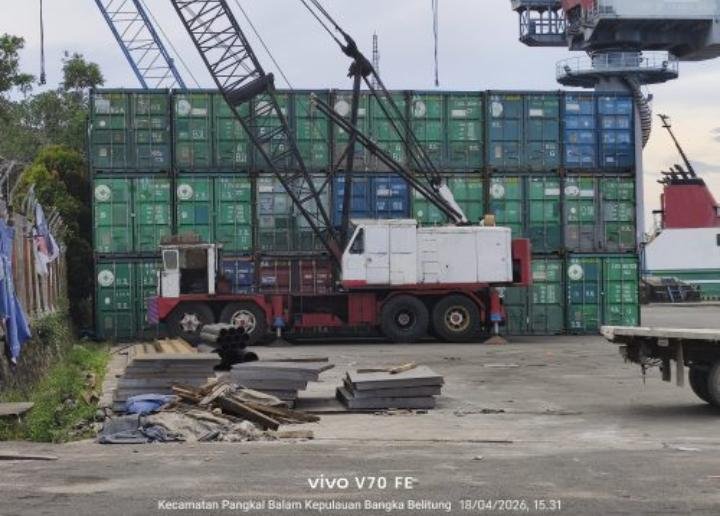 KBOBABEL.COM (PANGKALPINANG) – Polemik terkait belasan kontainer berisi mineral ilmenite di Pelabuhan Pangkal Balam akhirnya mendapat klarifikasi dari pihak perusahaan. PT PMM memastikan bahwa informasi yang menyebut kontainer tersebut “ditahan” oleh instansi tertentu tidak sepenuhnya tepat dan berpotensi menyesatkan persepsi publik. Minggu (19/4/2026).