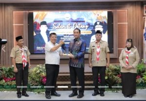KBOBABEL.COM (PANGKALPINANG) — Gubernur Kepulauan Bangka Belitung (Babel), Hidayat Arsani, menegaskan pentingnya peran generasi muda sebagai garda terdepan dalam upaya pencegahan narkotika. Penegasan itu disampaikannya saat menghadiri kegiatan Pembekalan Saka Anti Narkoba yang turut dihadiri Kepala Badan Narkotika Nasional (BNN) RI, Suyudi Ario Seto, di Ruang Pasir Padi, Kantor Gubernur Babel, Kamis (23/4/2026).