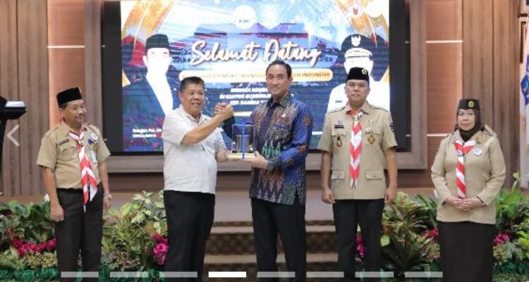 KBOBABEL.COM (PANGKALPINANG) — Gubernur Kepulauan Bangka Belitung (Babel), Hidayat Arsani, menegaskan pentingnya peran generasi muda sebagai garda terdepan dalam upaya pencegahan narkotika. Penegasan itu disampaikannya saat menghadiri kegiatan Pembekalan Saka Anti Narkoba yang turut dihadiri Kepala Badan Narkotika Nasional (BNN) RI, Suyudi Ario Seto, di Ruang Pasir Padi, Kantor Gubernur Babel, Kamis (23/4/2026).