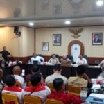 KBOBABEL.COM (PANGKALPINANG) — Dewan Perwakilan Rakyat Daerah (DPRD) Provinsi Kepulauan Bangka Belitung menunjukkan sikap tegas dalam menyikapi dinamika harga tandan buah segar (TBS) kelapa sawit yang dinilai merugikan petani. Penataan ulang tata niaga menjadi langkah strategis yang kini didorong legislatif guna memastikan harga yang lebih adil dan transparan di tingkat akar rumput. Jum'at (24/4/2026)