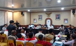 KBOBABEL.COM (PANGKALPINANG) — Dewan Perwakilan Rakyat Daerah (DPRD) Provinsi Kepulauan Bangka Belitung menunjukkan sikap tegas dalam menyikapi dinamika harga tandan buah segar (TBS) kelapa sawit yang dinilai merugikan petani. Penataan ulang tata niaga menjadi langkah strategis yang kini didorong legislatif guna memastikan harga yang lebih adil dan transparan di tingkat akar rumput. Jum'at (24/4/2026)