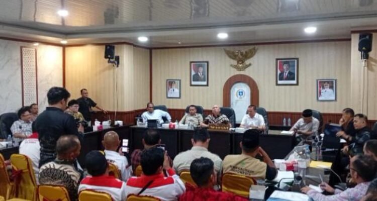 KBOBABEL.COM (PANGKALPINANG) — Dewan Perwakilan Rakyat Daerah (DPRD) Provinsi Kepulauan Bangka Belitung menunjukkan sikap tegas dalam menyikapi dinamika harga tandan buah segar (TBS) kelapa sawit yang dinilai merugikan petani. Penataan ulang tata niaga menjadi langkah strategis yang kini didorong legislatif guna memastikan harga yang lebih adil dan transparan di tingkat akar rumput. Jum'at (24/4/2026)