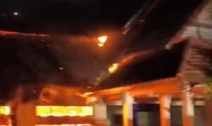 KBOBABEL.COM (PANGKALPINANG) — Insiden kebakaran mengejutkan terjadi di Kantor Dinas Perhubungan (Dishub) Provinsi Kepulauan Bangka Belitung pada Rabu (29/4/2026) sekitar pukul 18.56 WIB. Kobaran api dilaporkan muncul dari salah satu ruangan penting, yakni ruang kerja Kepala Dinas, dan sempat membesar sebelum akhirnya berhasil dikendalikan. Rabu (29/4/2026)