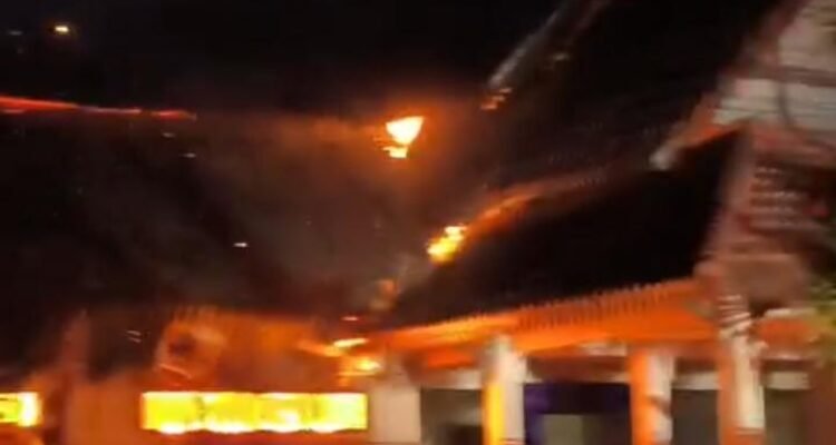 KBOBABEL.COM (PANGKALPINANG) — Insiden kebakaran mengejutkan terjadi di Kantor Dinas Perhubungan (Dishub) Provinsi Kepulauan Bangka Belitung pada Rabu (29/4/2026) sekitar pukul 18.56 WIB. Kobaran api dilaporkan muncul dari salah satu ruangan penting, yakni ruang kerja Kepala Dinas, dan sempat membesar sebelum akhirnya berhasil dikendalikan. Rabu (29/4/2026)