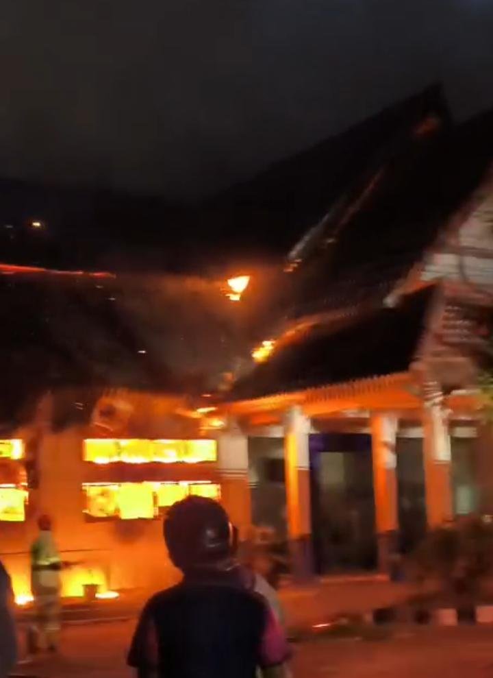 KBOBABEL.COM (PANGKALPINANG) — Insiden kebakaran mengejutkan terjadi di Kantor Dinas Perhubungan (Dishub) Provinsi Kepulauan Bangka Belitung pada Rabu (29/4/2026) sekitar pukul 18.56 WIB. Kobaran api dilaporkan muncul dari salah satu ruangan penting, yakni ruang kerja Kepala Dinas, dan sempat membesar sebelum akhirnya berhasil dikendalikan. Rabu (29/4/2026)