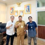 KBOBABEL.COM (PANGKALPINANG) — Wali Kota Pangkalpinang, Bang Udin, menegaskan bahwa seorang pejabat publik tidak boleh alergi terhadap kritik, termasuk dari kalangan wartawan. Menurutnya, kritik yang tajam—even yang terasa tendensius—merupakan bagian penting dari mekanisme kontrol sosial dalam menjaga integritas pemerintahan. Rabu (29/4/2026)