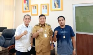 KBOBABEL.COM (PANGKALPINANG) — Wali Kota Pangkalpinang, Bang Udin, menegaskan bahwa seorang pejabat publik tidak boleh alergi terhadap kritik, termasuk dari kalangan wartawan. Menurutnya, kritik yang tajam—even yang terasa tendensius—merupakan bagian penting dari mekanisme kontrol sosial dalam menjaga integritas pemerintahan. Rabu (29/4/2026)