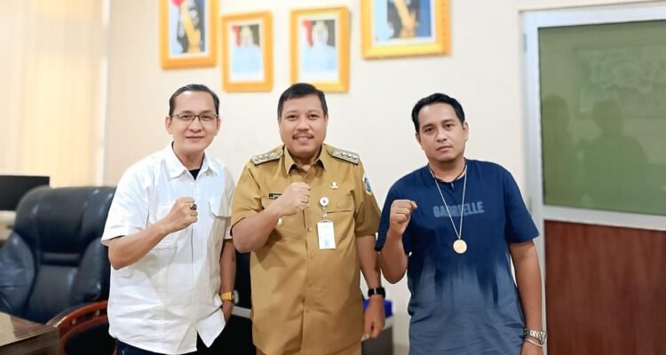 KBOBABEL.COM (PANGKALPINANG) — Wali Kota Pangkalpinang, Bang Udin, menegaskan bahwa seorang pejabat publik tidak boleh alergi terhadap kritik, termasuk dari kalangan wartawan. Menurutnya, kritik yang tajam—even yang terasa tendensius—merupakan bagian penting dari mekanisme kontrol sosial dalam menjaga integritas pemerintahan. Rabu (29/4/2026)