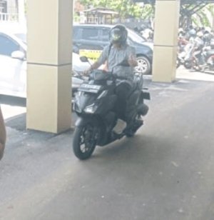 Asri Pilih Bungkam, Langsung Pergi Usai Pemeriksaan di Kejari Pangkalpinang