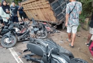 Diduga Hilang Kendali Saat Menyalip, Truk Kuning Tabrak Warga dan Motor di Neknang Bangka