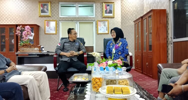 KBOBABEL.COM (PANGKALPINANG) — Suasana hangat penuh keakraban mewarnai audiensi Dewan Pimpinan Daerah Persatuan Jurnalis Siber (PJS) Bangka Belitung bersama jajaran DPC PJS Kota Pangkalpinang dengan Wakil Wali Kota Pangkalpinang, Dessy Ayutrisna, Rabu (20/05/2026).