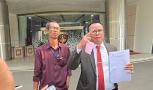 IMG-20260529-WA0222 KBOBABEL.COM (JAKARTA) — Polemik dugaan ekspor mineral ikutan dari Bangka Belitung kini berubah menjadi pertarungan terbuka antara PT Putraprima Mineral Mandiri (PMM) dengan Satgas Trisakti. Situasi memanas setelah kuasa hukum PT PMM, Poltak Silitonga S.H., M.H., secara terang-terangan meminta Presiden RI Prabowo Subianto mengevaluasi bahkan menertibkan Satgas Trisakti yang dinilai telah bertindak melampaui kewenangan. Jum'at (29/5/2026)