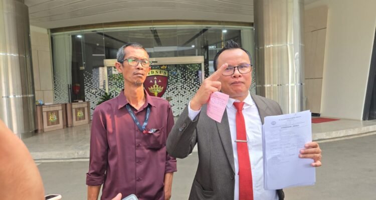 KBOBABEL.COM (JAKARTA) — Polemik dugaan ekspor mineral ikutan dari Bangka Belitung kini berubah menjadi pertarungan terbuka antara PT Putraprima Mineral Mandiri (PMM) dengan Satgas Trisakti. Situasi memanas setelah kuasa hukum PT PMM, Poltak Silitonga S.H., M.H., secara terang-terangan meminta Presiden RI Prabowo Subianto mengevaluasi bahkan menertibkan Satgas Trisakti yang dinilai telah bertindak melampaui kewenangan. Jum'at (29/5/2026)