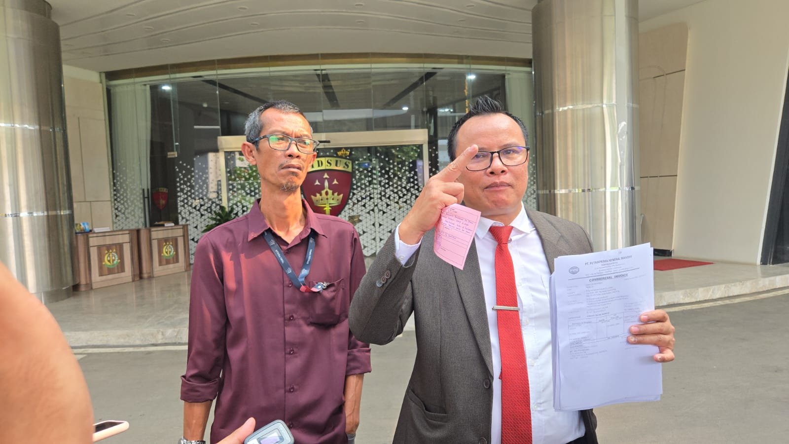 KBOBABEL.COM (JAKARTA) — Polemik dugaan ekspor mineral ikutan dari Bangka Belitung kini berubah menjadi pertarungan terbuka antara PT Putraprima Mineral Mandiri (PMM) dengan Satgas Trisakti. Situasi memanas setelah kuasa hukum PT PMM, Poltak Silitonga S.H., M.H., secara terang-terangan meminta Presiden RI Prabowo Subianto mengevaluasi bahkan menertibkan Satgas Trisakti yang dinilai telah bertindak melampaui kewenangan. Jum'at (29/5/2026)