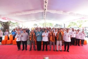 Pasang Life Jacket ke Nelayan, Gubernur Hidayat Arsani Tekankan Budaya Siaga Bencana