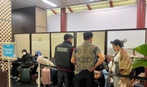 satgas-haji-polri-melakukan-penindakan-terhadap-jemaah-haji-ilegal-di-bandara-soetta-1779165305692_169